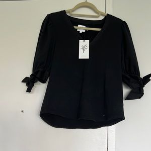 Black decorative short sleeved T shirt w bows on sleeves Size 1 for Sunday brand